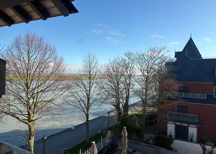 Logis Hotel- Restaurant Le Relais Guillaume De Normandy-Parking Gratuit--Vue Baie Terrasse-Calme-Bornes Electrique-Local Velos Securise-Acces Chambres Sans Acsenceur