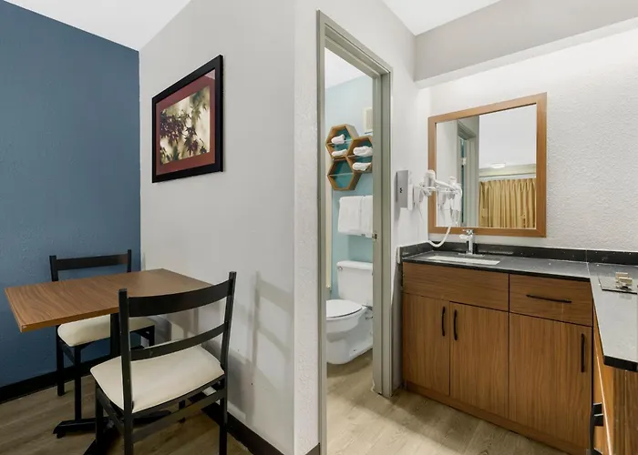 Hometowne Studios By Red Roof Buffalo - Niagara Airport