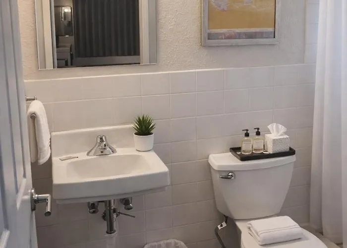 Queens Lodge Motel