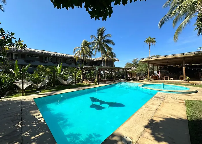 Straw Hat Surf Hostel & Bar