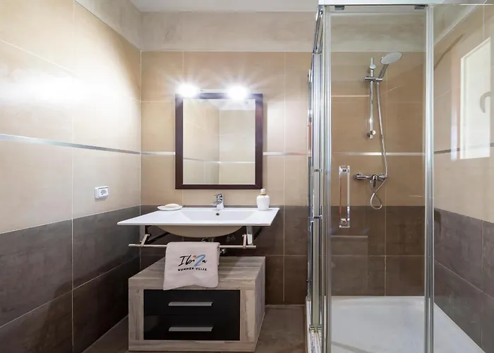 Villa In San Antonio Sleeps 10