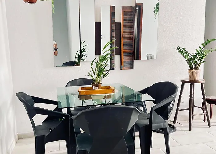 Quarto privativo CASAL duplo em hostel pe na areia- BC