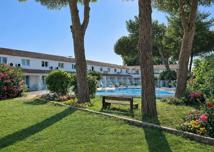 Artemia Aigues-Mortes - Hotel Avec Piscine - Bornes Electriques - Parking Prive - Local Velo-Moto