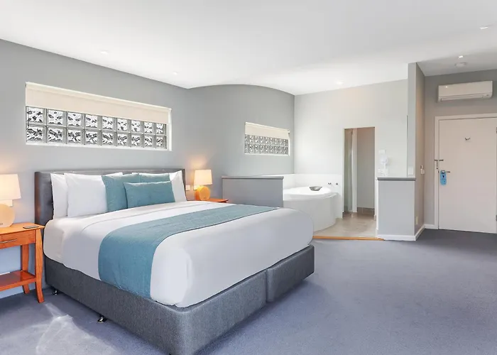 Waves Luxury Suites & Port Central Apartments