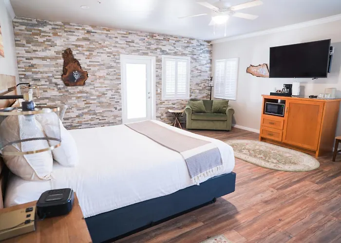 Grass Valley Courtyard Suites