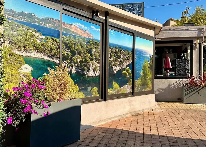 Hôtel Eden Cassis - centre-ville- piscine chauffée, jacuzzi et sauna - parking privé