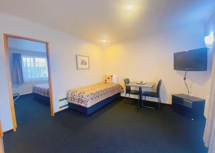 Admiral Court Motel & Apartments