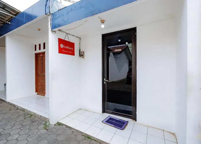 Reddoorz Syariah Plus Near Jatiwarna Toll Gate