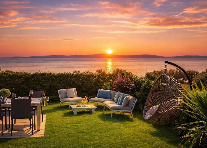 Enjoyer - Seafront Apartment With Private Heated Pool And Terrace