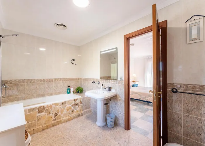 Majestic Villa By The Beach Heated Private Pool & Jacuzzi