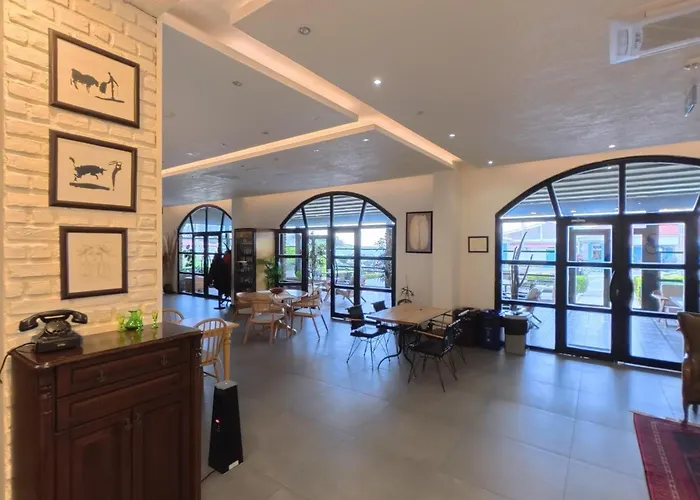 8 Rooms Hotel