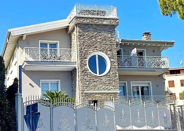 BELLAVISTA EXCLUSIVE B&B in zona centrale con piscina riscaldata-Jacuzzi vista lago LA COLAZIONE viene servita in una pasticceria rinomata ed esclusiva esterna alla struttura