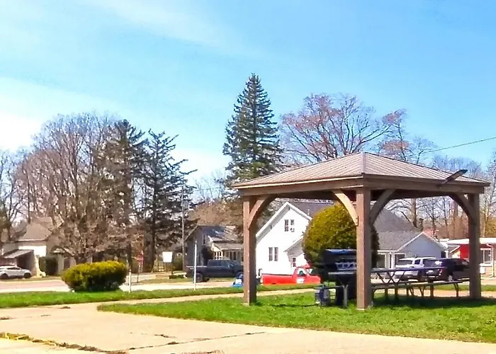 Maple Leaf Inn & Suites