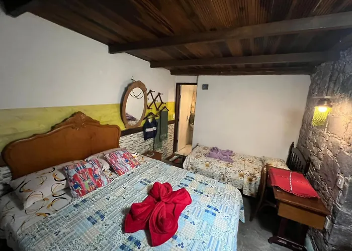 CASA DE RETALHOS Boutique Albergue, casaril histórico, com 5 suítes individuais e cozinha coletiva, no coração da vila de Igatu-Ba, que preserva fortes traços culturais da época do garimpo, venha viver uma experiência única!