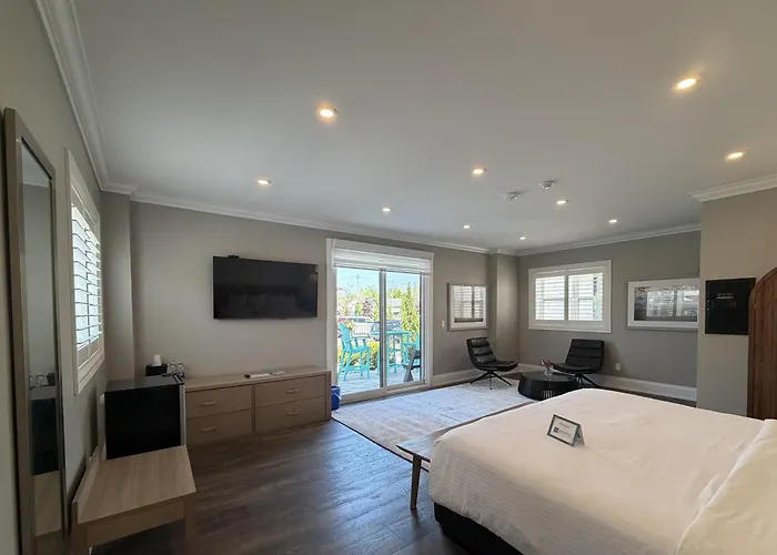 Colonial Hotel & Suites