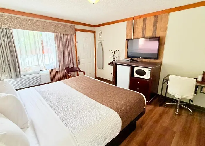 Travelodge By Wyndham Golden Sportsman Lodge