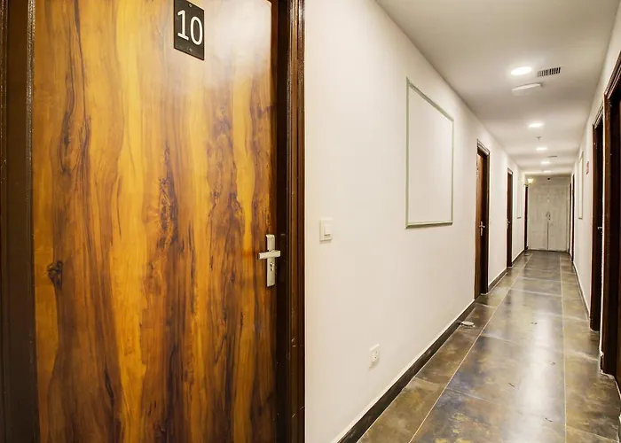 Super Townhouse Rcc Hotel Banjara Hills