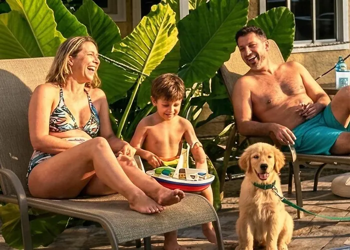 Hotel Pousada Iracemar, 60m da Praia da Enseada, Piscina Aquecida ao Ar Livre para Relaxar em Qualquer Estação, Café da Manhã, Estacionamento, Recepção 24h, Aproveite o Mar, Passeios e Atividades Náuticas a 100 metros