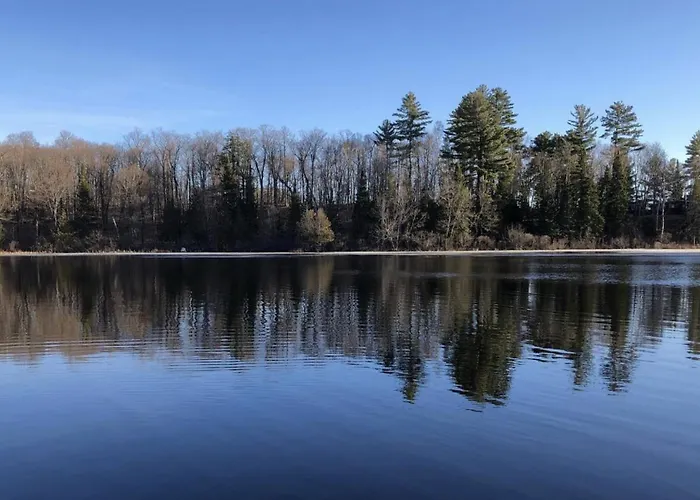 Quiet Bay Lakeside Escape
