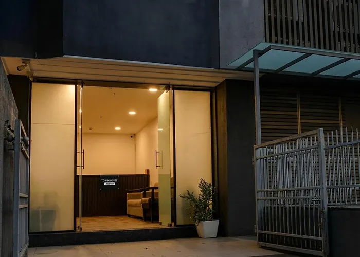 Super Townhouse Balewadi High Street