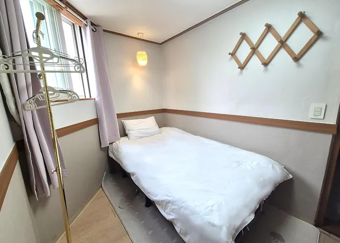 Sweet House Seoul, Line 2 & 5 - Direct To Hongdae Gangnam