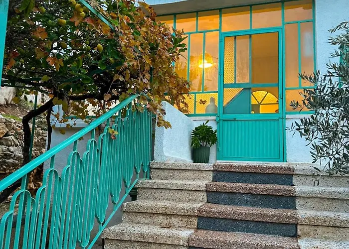 Taybeh Guest House البيت الشادي