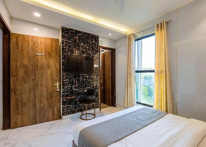 Hotel Velvet Dreams Inn & Banquet