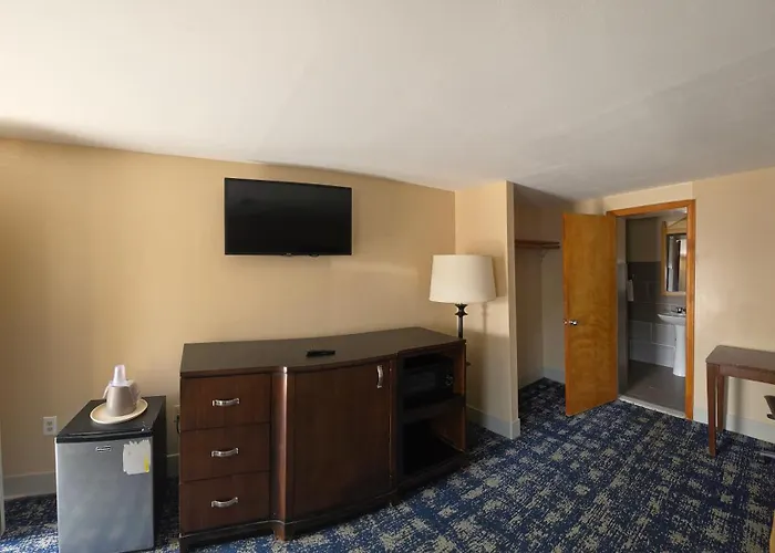 Wolcott Inn And Suites