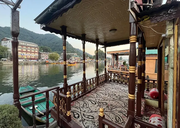 Freedom Houseboat