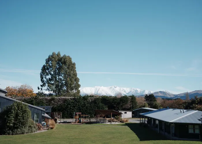Glenroy Lodge - Ski Lodge And Hostel