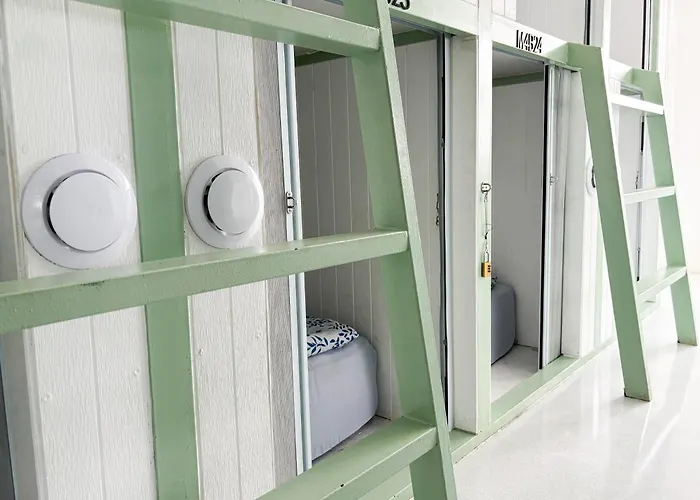 Easy Monday Pool Capsule Hotel - Old Town Bangkok