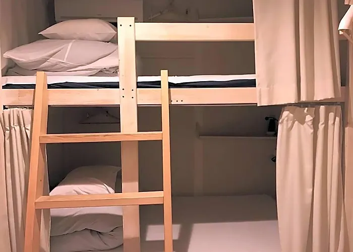 328 Hostel & Lounge