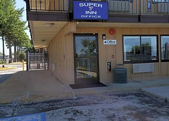 Super 7 Inn