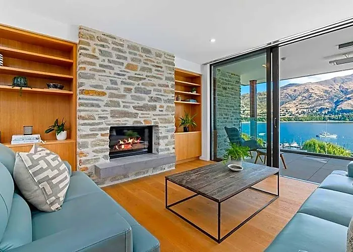 Luxurious Lakefront Penthouse Apartment