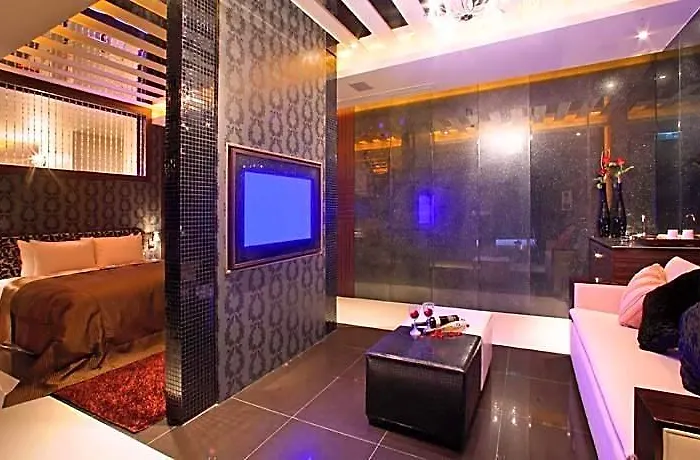 Le Chateau Hotel