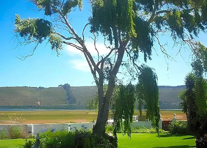 Point Lodge On The Waters Edge