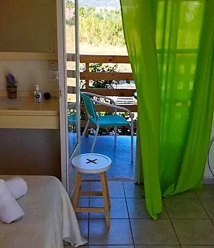 Cleo Rooms 250M From The Beach