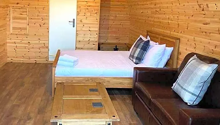 Superior Glamping Pod With Hot Tub