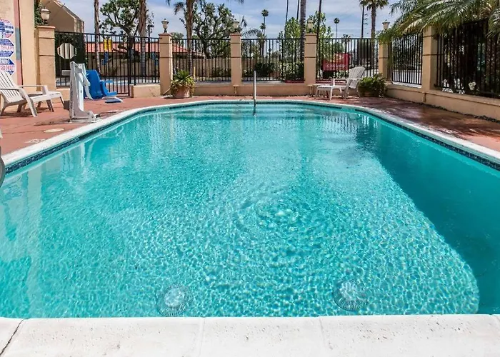 Econo Lodge Inn & Suites Riverside - Corona