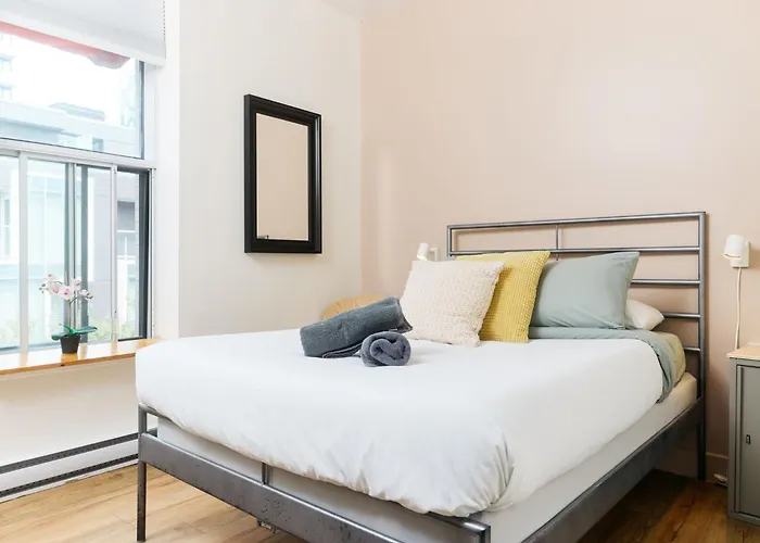Auberge Saintlo Montreal Hostel