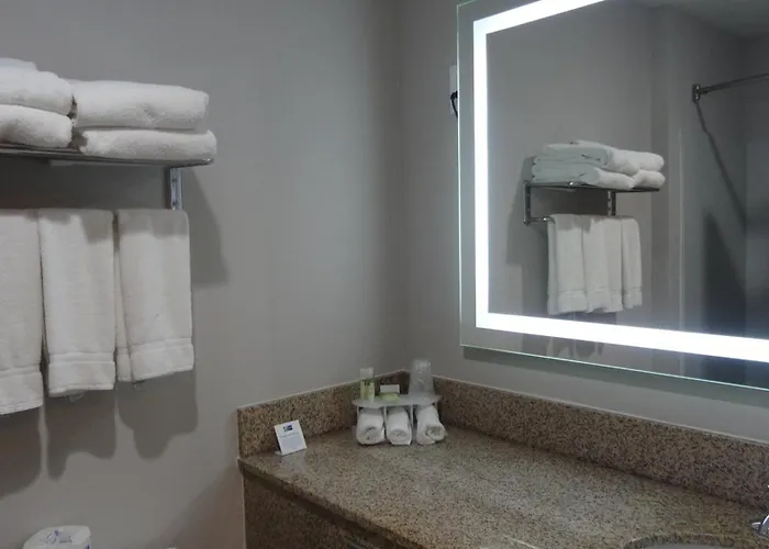 Holiday Inn Express Hotel Kansas City - Bonner Springs By Ihg