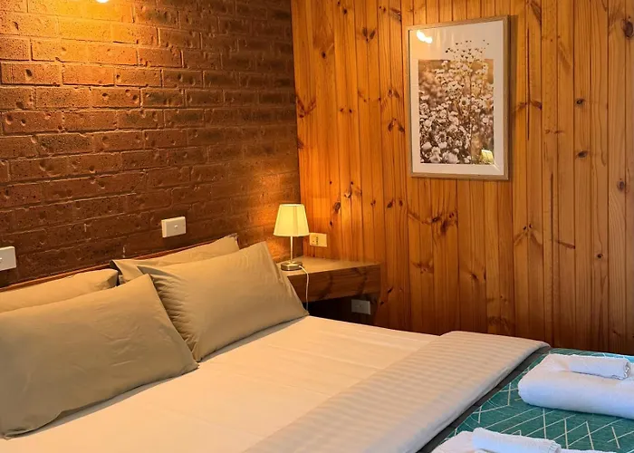 Country Roads Motor Inn