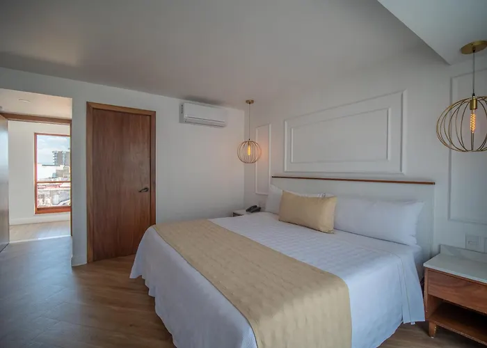 Six Hotel Guadalajara Degollado