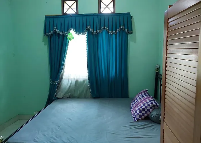 Oyo 95178 Azifa Guest House