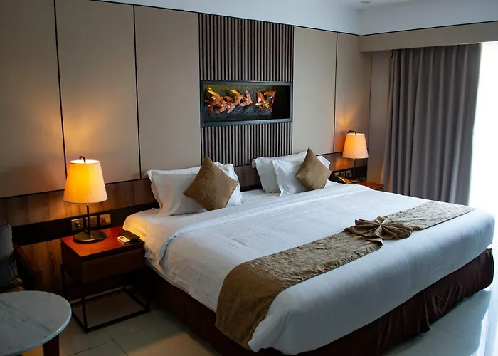 Optizee Hotel And Suites