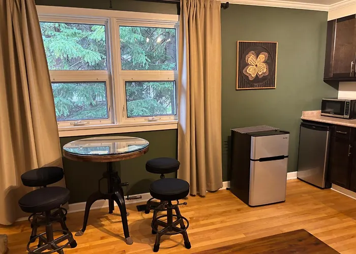 Canadian Rockies Inn - Adults Only