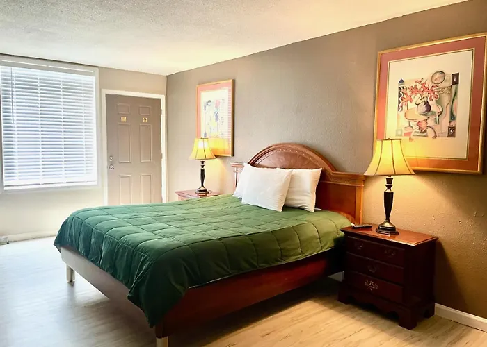 Apm Inn & Suites