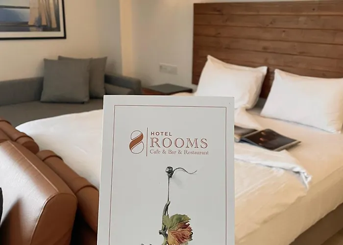 8 Rooms Hotel