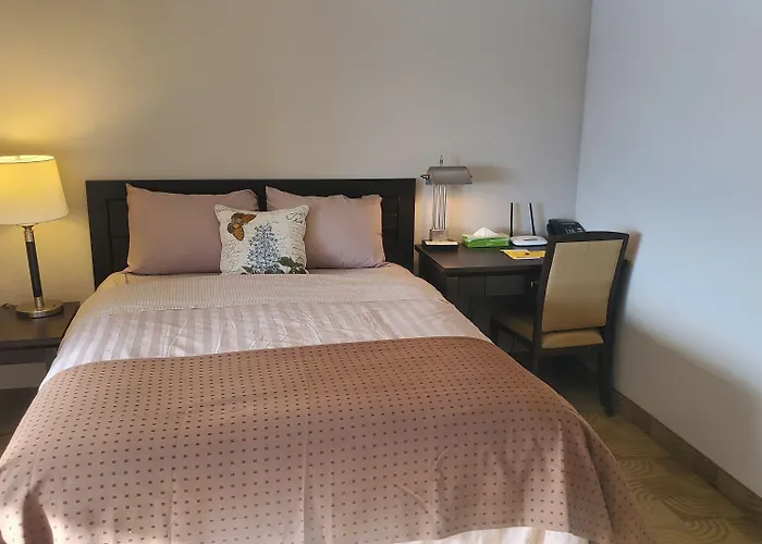 Shoreside Inn & Suites