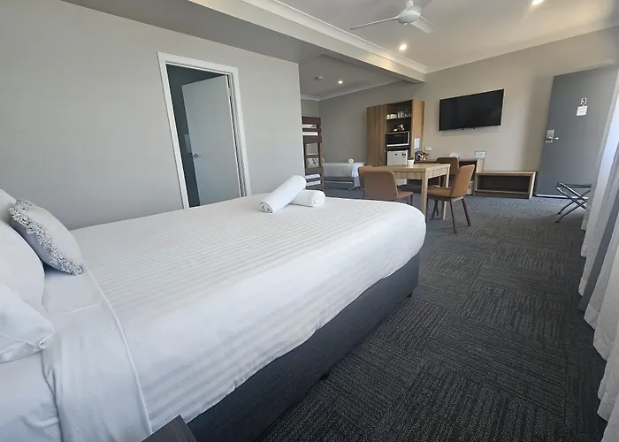 Hive Hotel, Moruya